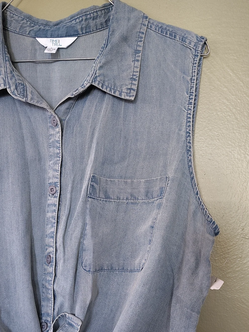 Time and Tru Light Blue Sleeveless Button Front Chambray Top Large NWOT